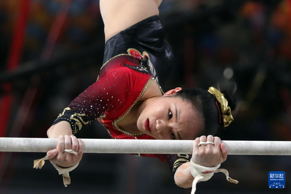 雷速官网-女子体操比赛中，巴西选手表现出色，笑容满面