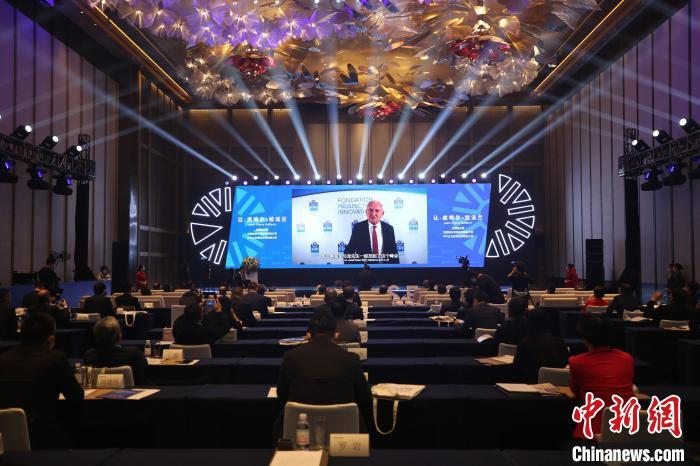雷速官网下载-中欧主教练赞扬球队团结合作