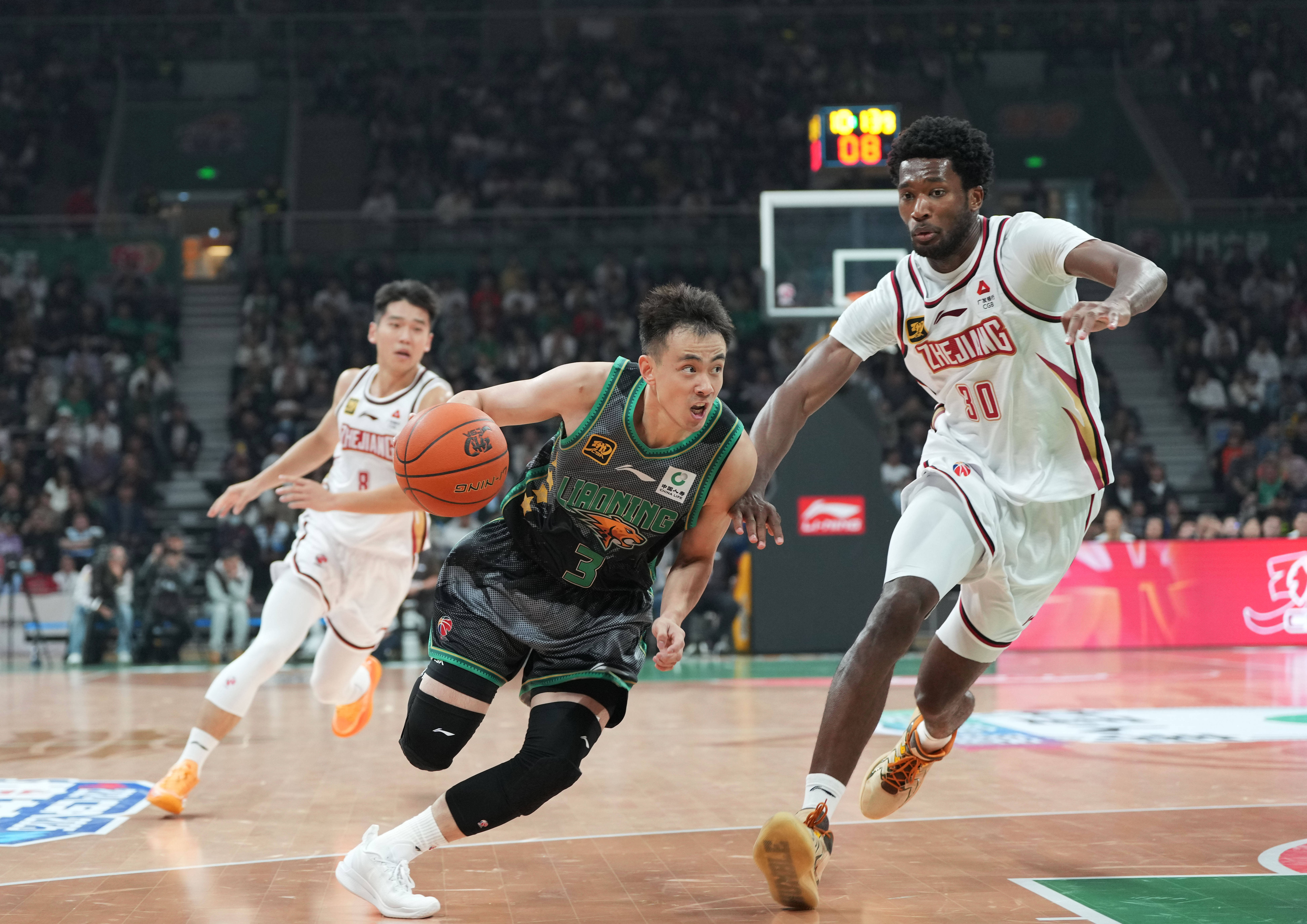 CBA球员表现出色受到球迷喜爱支持
