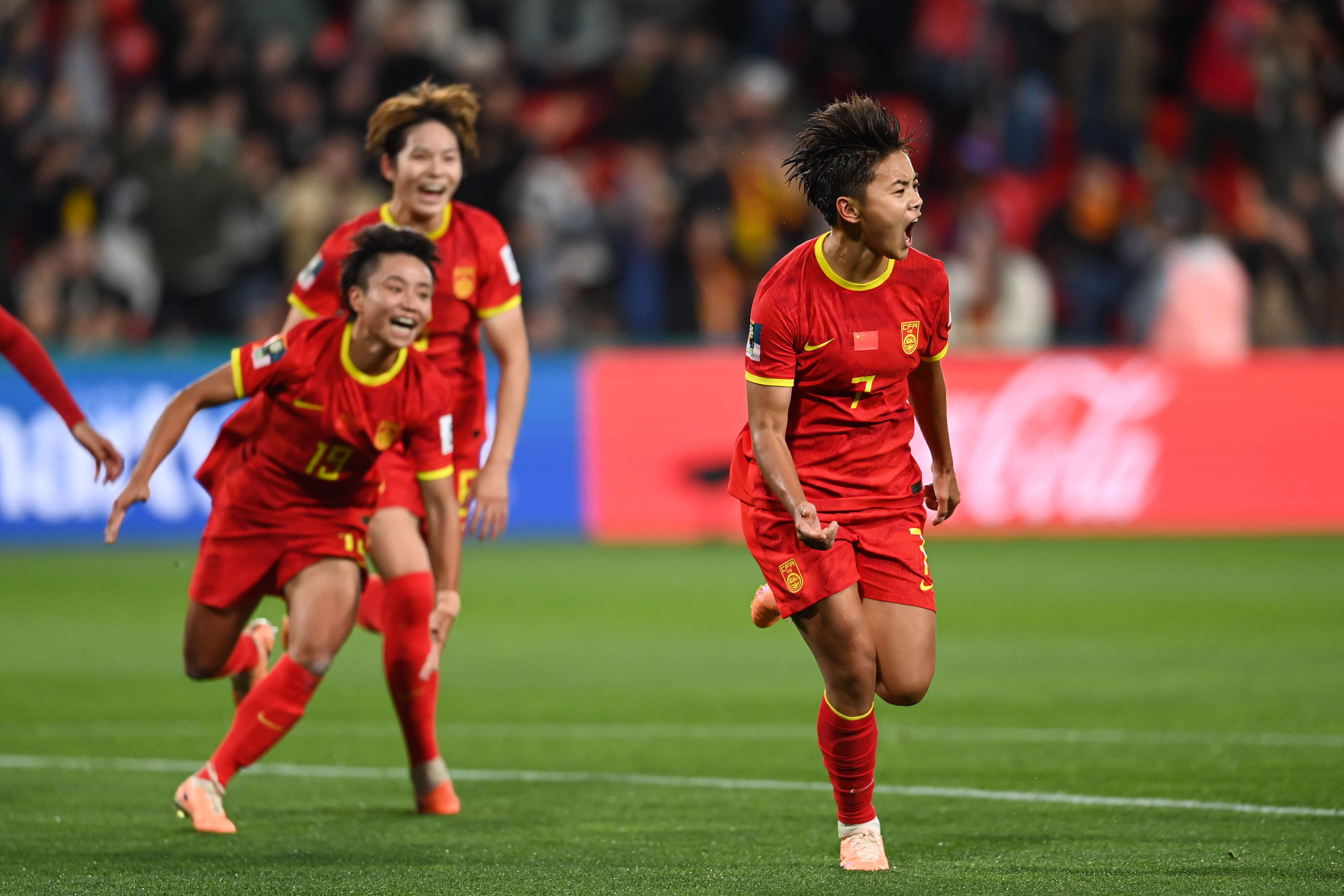 国际女足赛事，中国队携手前进！