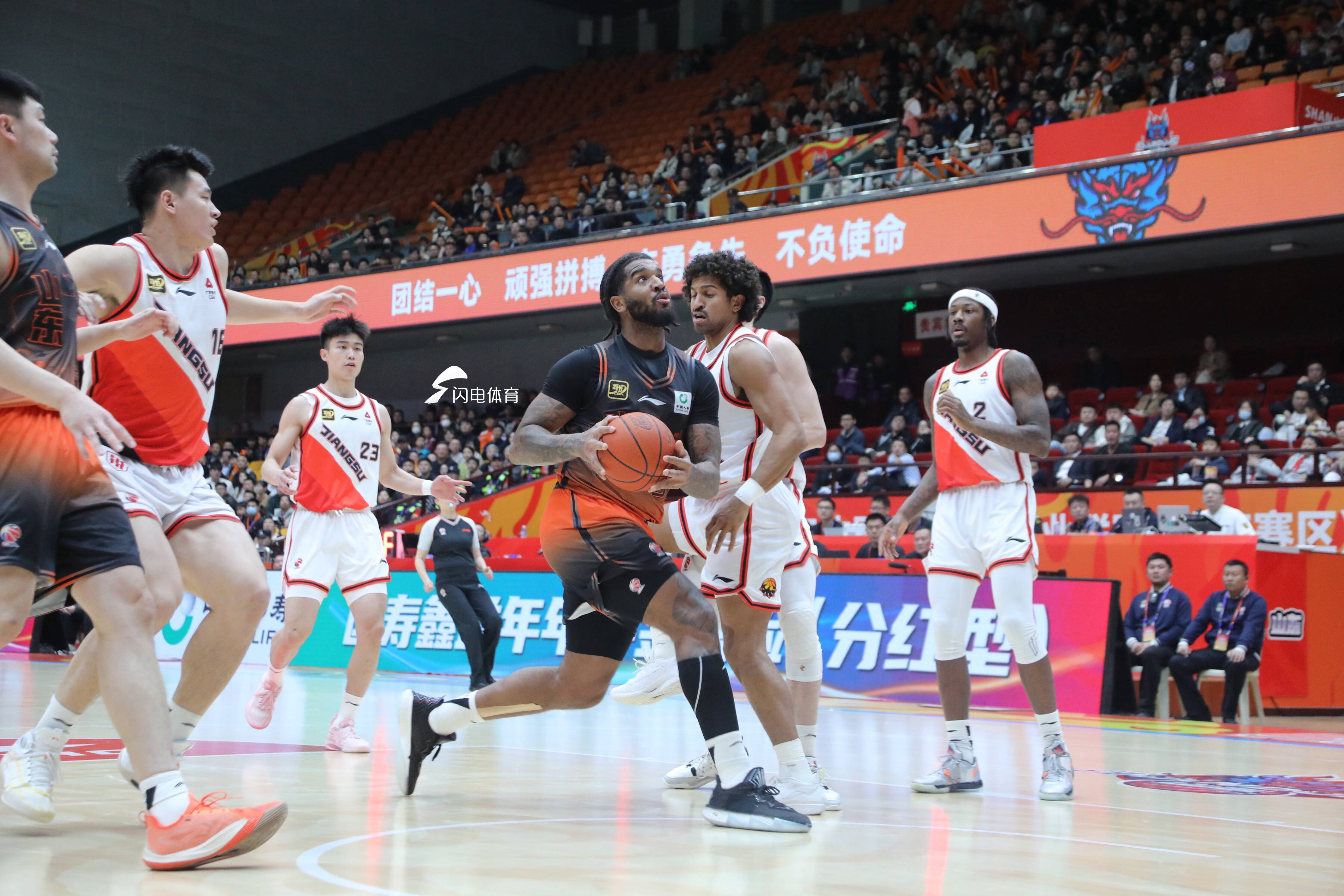 山东队与福建男篮的比赛火爆上演
