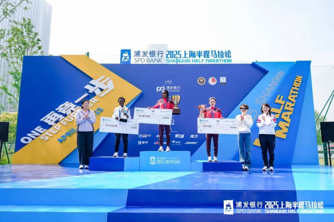 肯尼亚代表团在长跑比赛中力拔头筹，实力超群