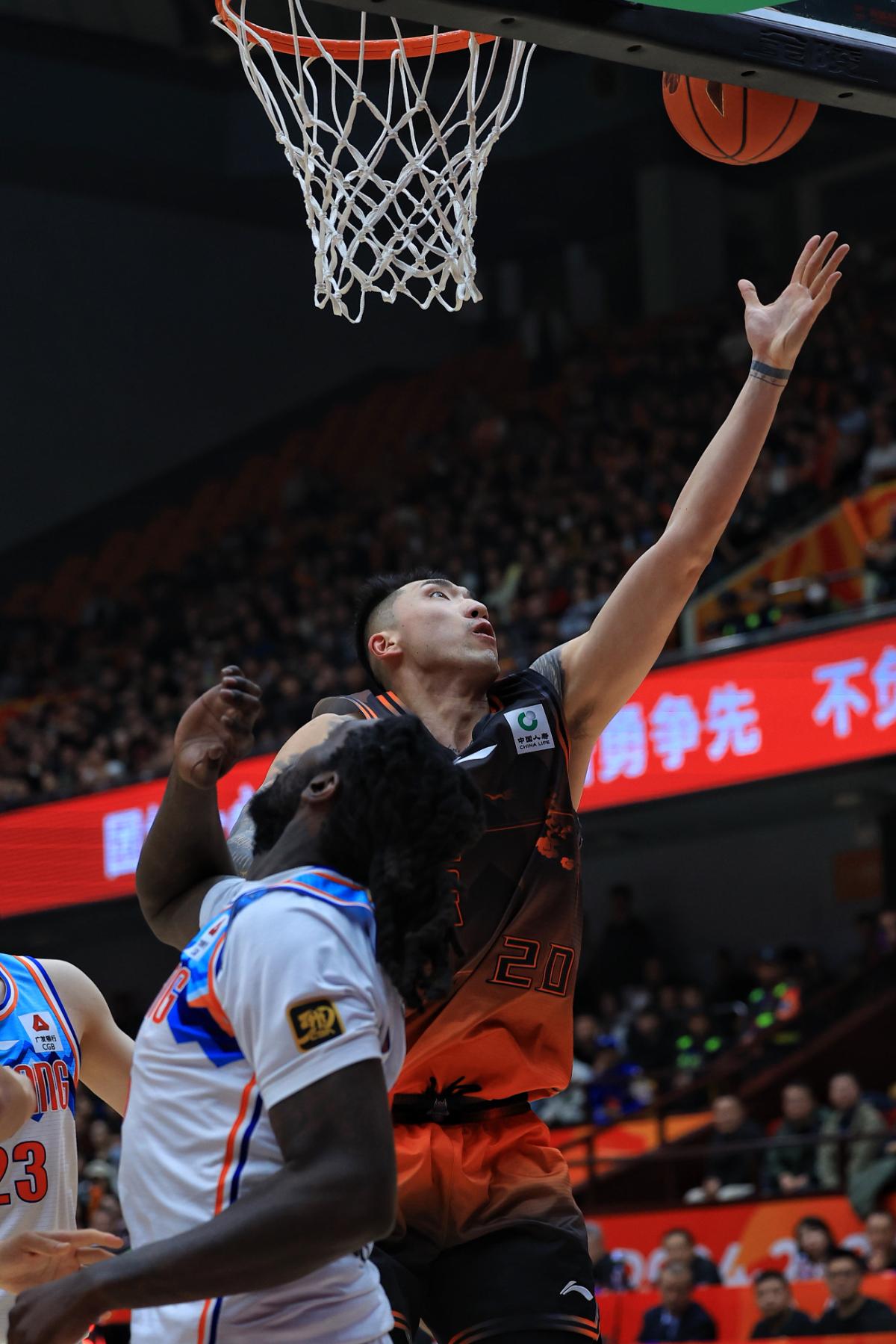 新疆男篮险胜北京首钢，摘得首场胜利
