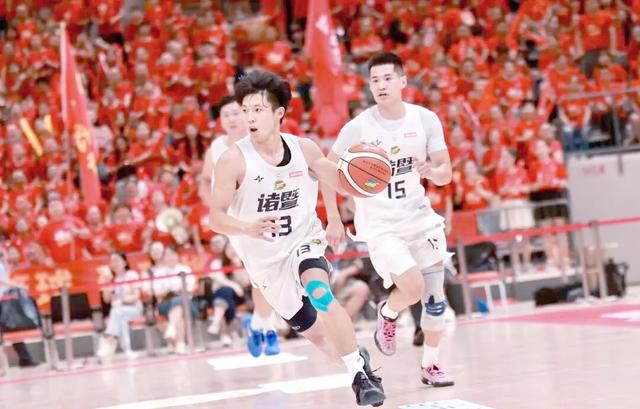 激烈角逐：两支强队在场上展开激烈对抗