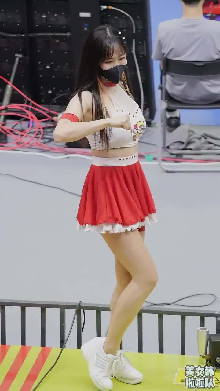 性感美女篮球赛场上尽显风采，空翻扣篮助燃比赛