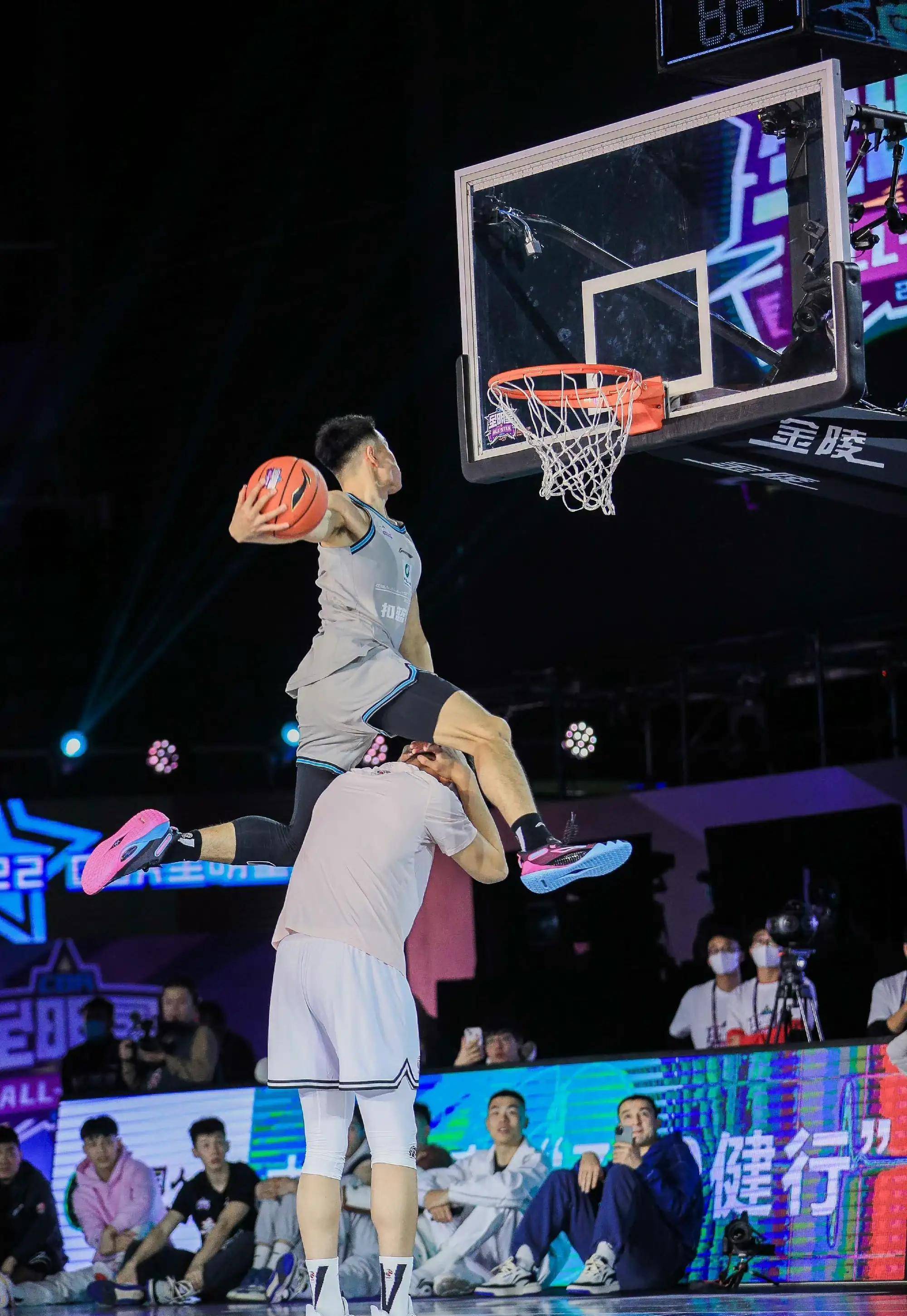 雷速官网下载-比赛中球员的扣篮引发了现场的热烈掌声