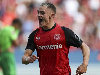 场上逐鹿欧冠争霸赛激烈进行,火花四溅 场上逐鹿欧冠争霸赛激烈进行,火花四溅